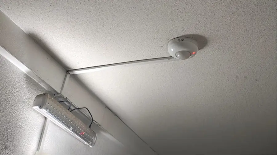 Instalación de sensores de movimiento para iluminación 1 Nosteal instalacion de sensores de movmiento en pasillo de edificios Macul