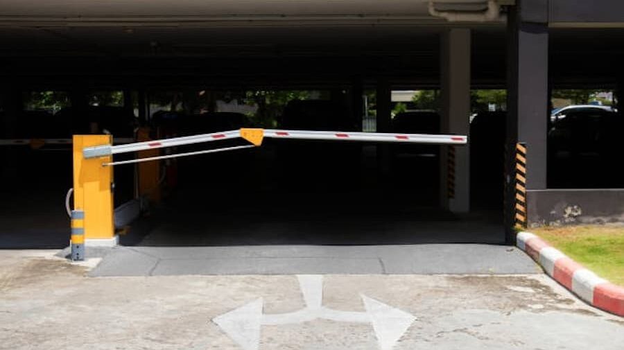 instalación barreras vehiculares edificios