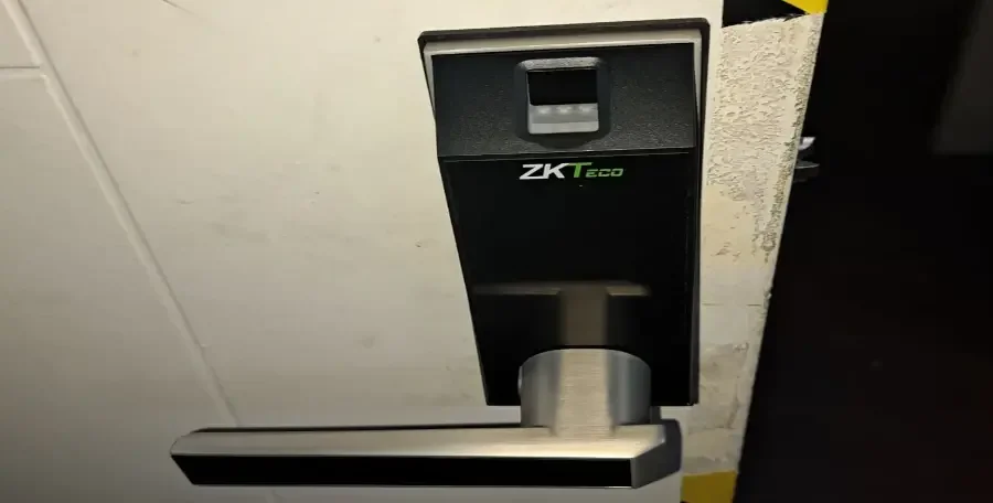 Instalación de Cerraduras Inteligentes y Control de Acceso 🔐 2 Nosteal cerradura inteligente