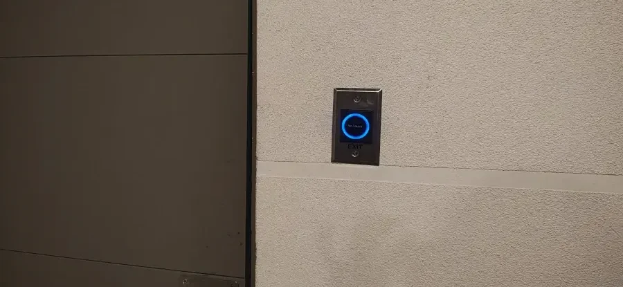 Control de Acceso con Reconocimiento Facial: Proyecto Exitoso en Edificio Isa Manuel Montt, Providencia 4 Nosteal pulsador de salida sin contacto