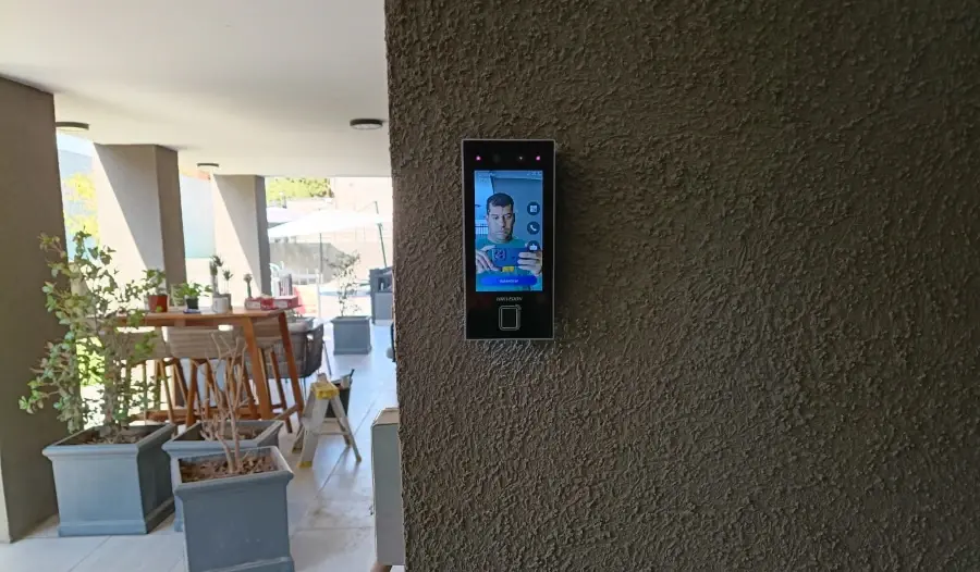 Control de Acceso con Reconocimiento Facial: Proyecto Exitoso en Edificio Isa Manuel Montt, Providencia 2 Nosteal sistema de control de acceso facial hikvision